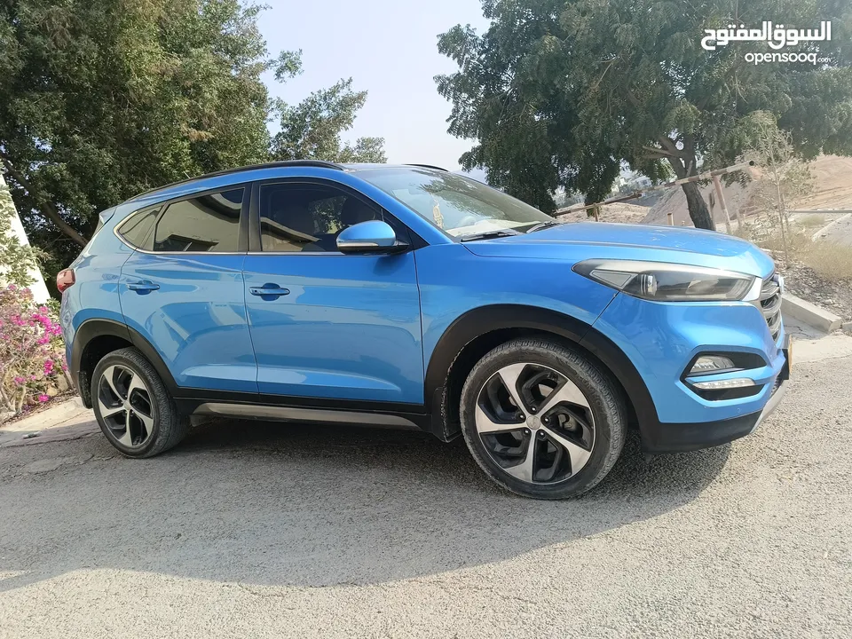 Tucson 2017 model . top end with panoramic roof, 19 inch alloy wheel with 4 wheel drive. blind spot