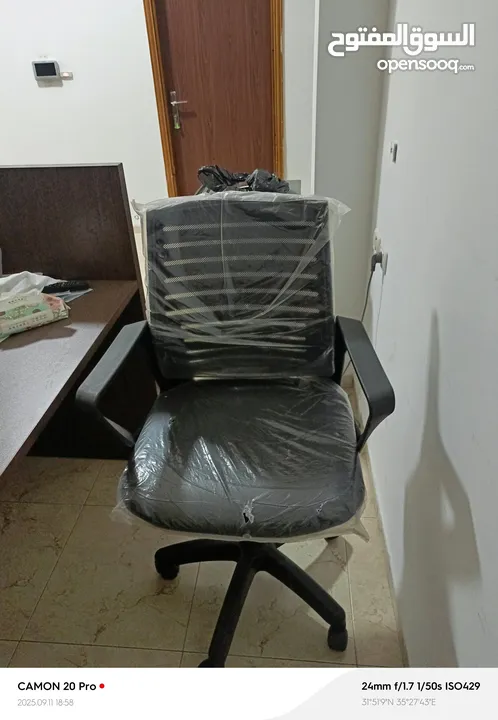 كنب بالإضافة الى مكتب وكرسي