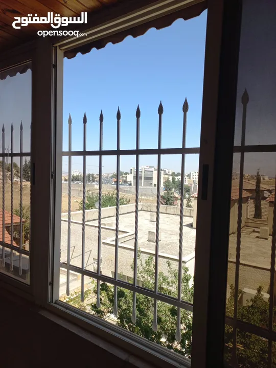 شقة مميزة للبيع السلط البحيرة بالقرب من الدفاع المدني