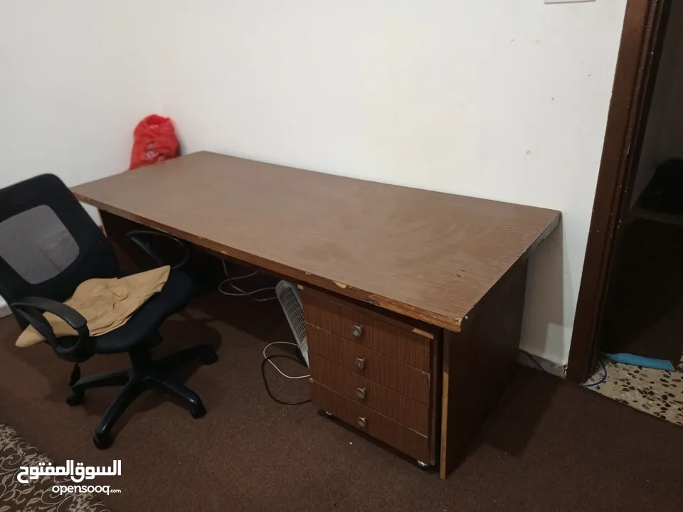 طاولت وكرسي مكتب للبيع المستعجل