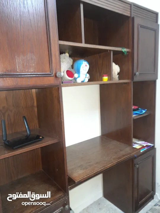 مكتبة  بحالة جيدة جدا للبيع