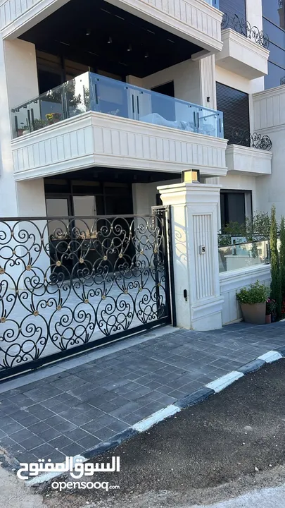 شقة فاخرة للإيجار بالقرب من شارع المطار و كوريدور عبدون مميزة وفاخرة :  14250