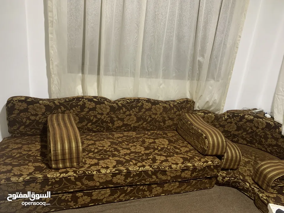 فراش عربي ضغط عالي وطاولة تلفزيون