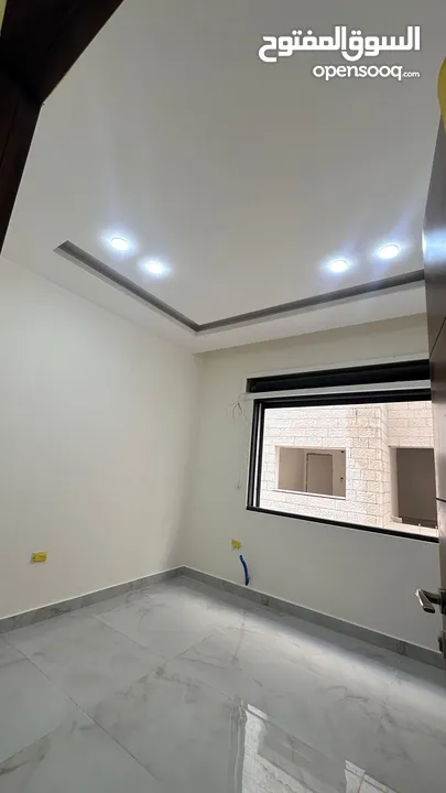 طابق شبه ارضي مطلة و مشمسة و مهوية بأرقى مناطق حي الياسمين المطله على كوريدور عبدون بسعر ناري جدآ