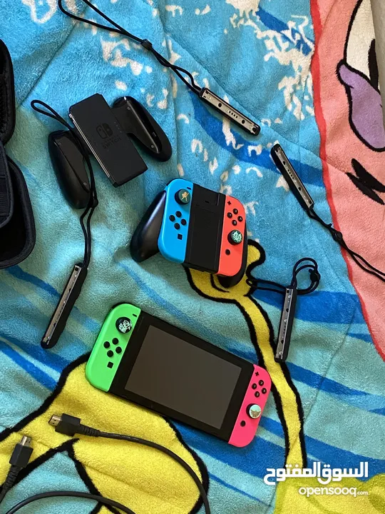 نينتيندو سويتش + 2 joy con إضافيتان مع شمعة مع مسكتين مع اغراضه ( بدون ألعاب )و شنتة