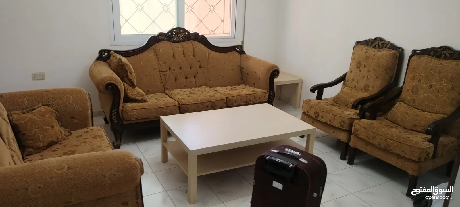 طقم كنب نوع خشب ثقيل مع طاولات  للبيع بسعر ممتاز  للبيع بداعي السفر