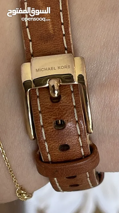 ساعة مايكل كورس ذهبية وجلد أصلية و مختَّمة  بحالة ممتازة  الساعة انيقة جداً Micheal Kors