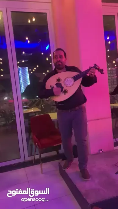 عود الكترك وبرضو عادي بعطي صوت بدون ساوند سيستم مع لاقط لاسلكي وشنته وحامل كتف ... عليه ايكولايزر