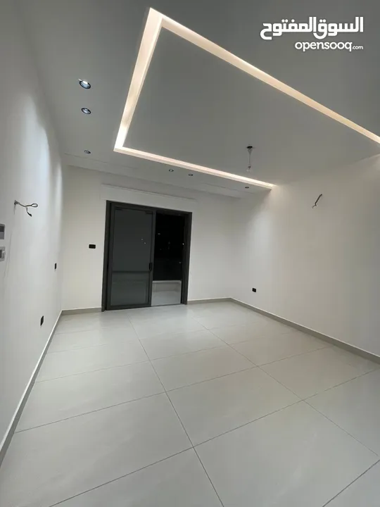 شقة للبيع رجم عميش طابق ارضي 250 متر مع ترس وكراج خاص 4 غرف نوم 2 ماستر