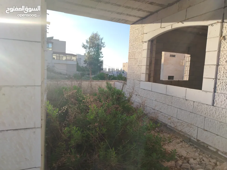 منزل عظم المغاريب واجهة حجر ثلاث طوابق