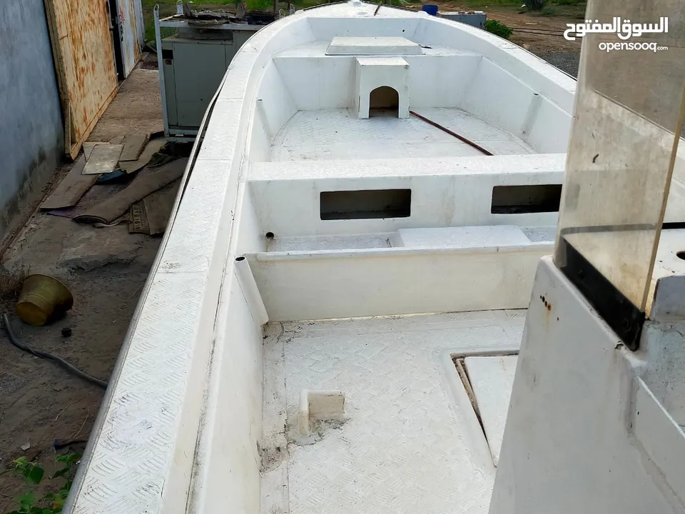 قارب مسطح 33 قدم مطلوب له 600 للتواصل