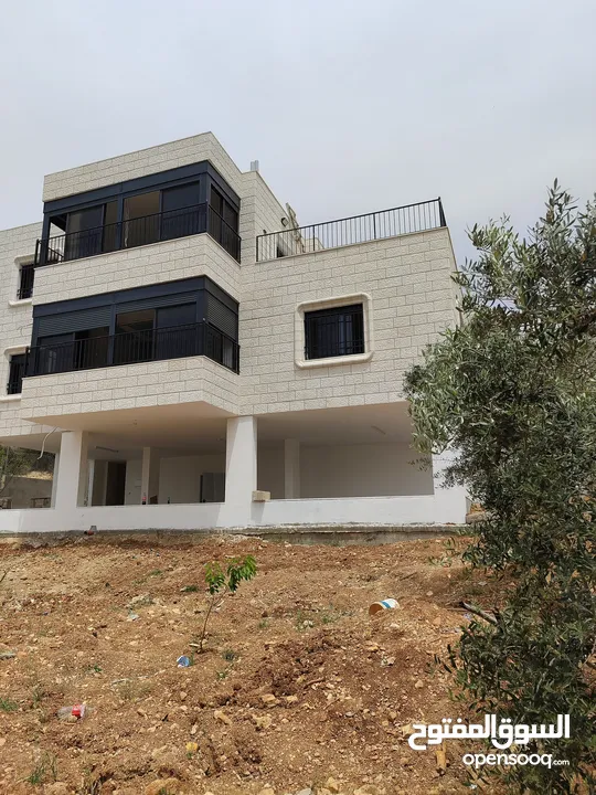 بيت جديد مكون من ثلاث طوابق مشطب غير مسكون مساحة 460 متر+70متر ترس بالقرب من شركة النزيه للبلاط
