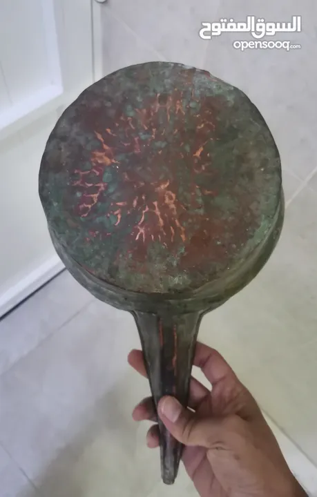 قطعة اثرية تراثية نادرة  وعاء نحاسي قديم، منقوش باسم الصانع: "عمل محمد بن سعيد بن جميعة"