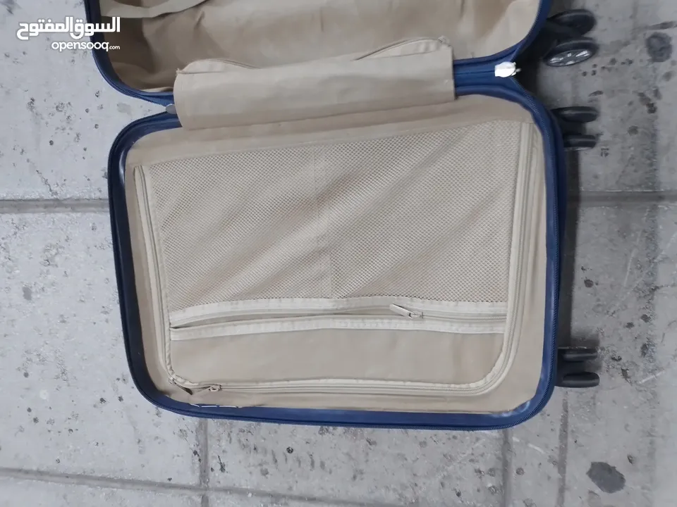 شنطة سفر بحالة ممتازة نوعها بولو