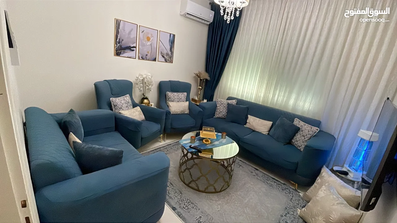 طقمين كنب للبيع بحالة ممتازة جدا للبيع بسبب ضيق المساحة