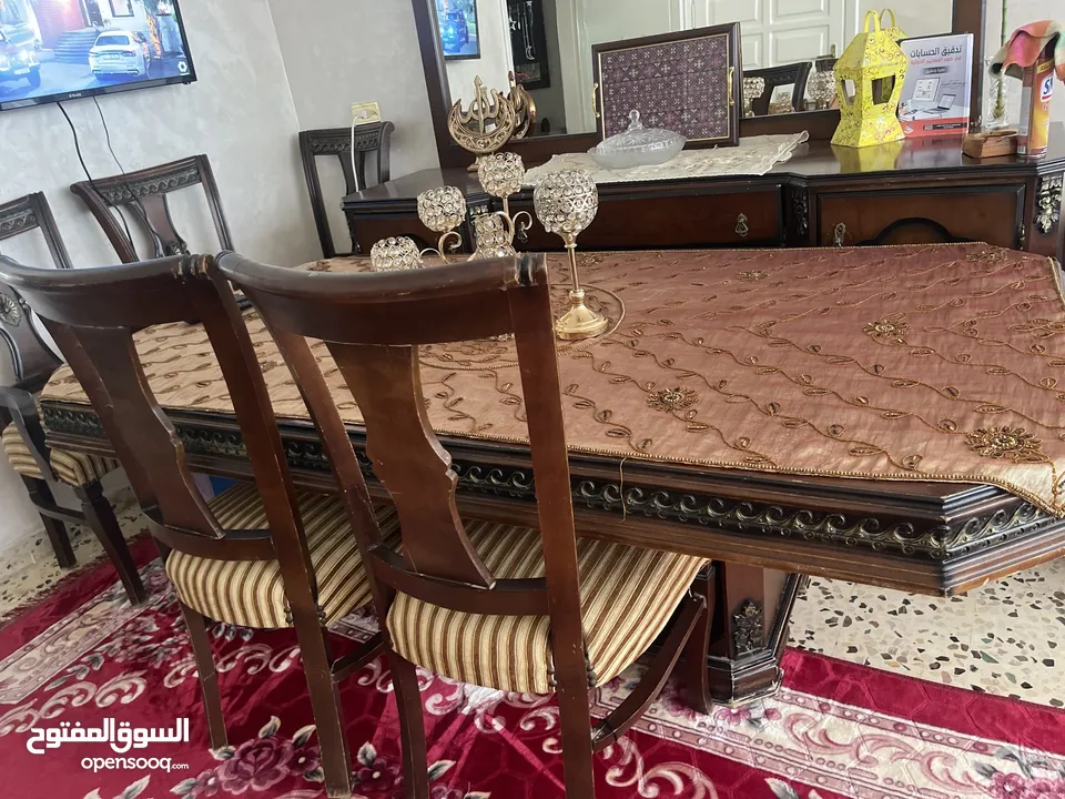 طاولة سفرة ملوكية مع 6 كراسي بحالة الوكالة للبيع بداعي الرحيل ، الطاولة كثير نظيفة و استخدام خفيف