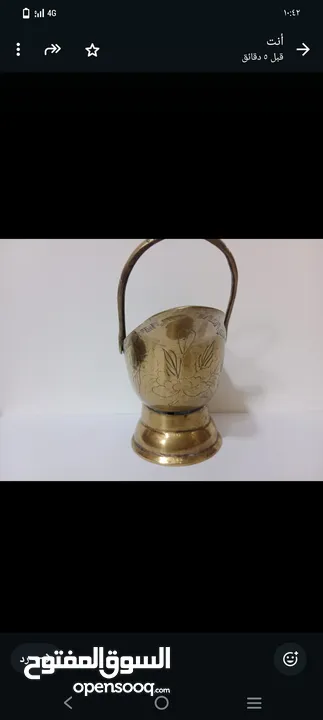 وعاء تقليدي مصنوع يدويا يستخدم لحمل الفحم أو الحطب مزخرف برسومات أنتيك قديم جدا لون ذهبي