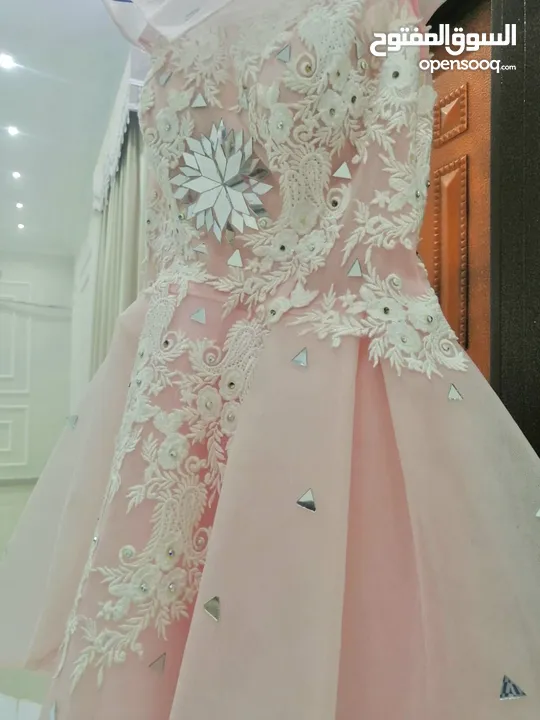 فستان جديد لم يستخدم الا مره واحده سعره 15ريال عماني
