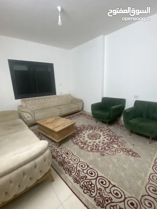 طقم كنب ابيض مع اخضرمستعمل فقط   وفي احتمال المناقشه في السعر