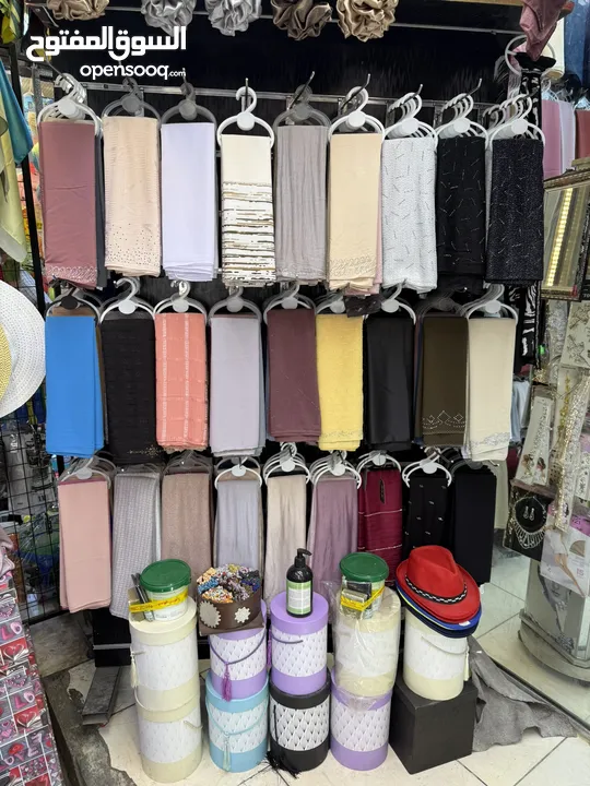 محل تجاري عطور ومكياج وشالات بسوق الوحدات