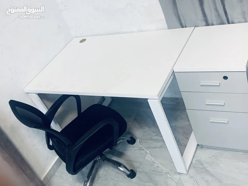 مكتب للبيع مع كل شيء بالصورة