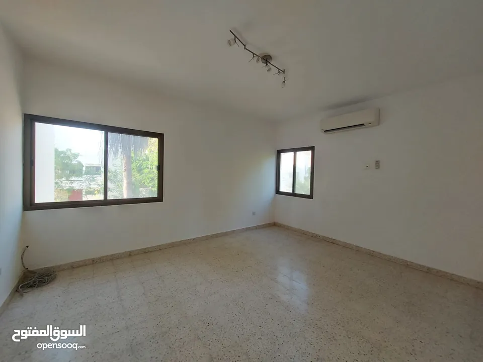 4 Bedrooms Villa for Rent in Shatti Al Qurum REF:945R