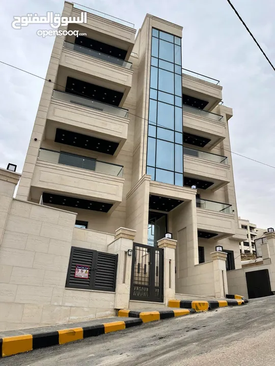 ارضية مع ترس و فير بليس بتشطيب مميز في طريق المطار الحويطي خلف المدارس العالمية
