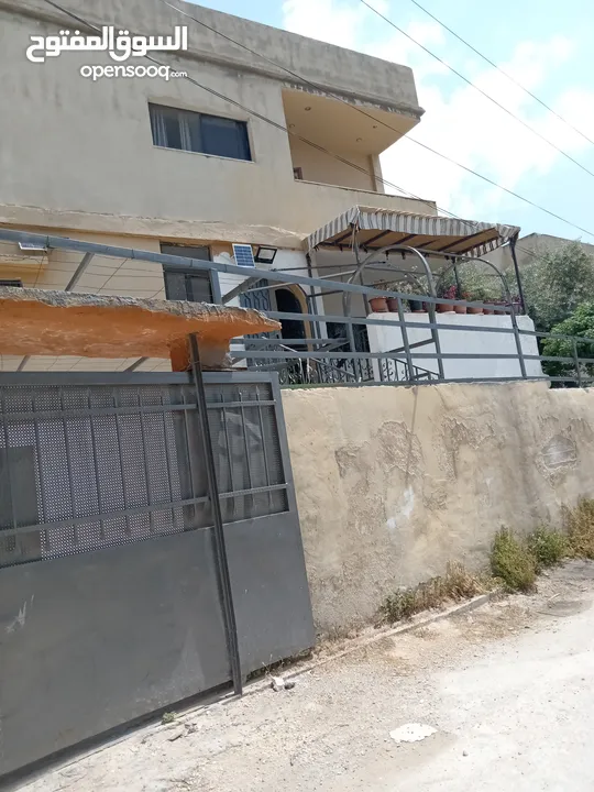 منزل كامل للبيع في جرش منطقة الجبارات مطل على شارعين قريب من مطعم وسوبر ماركت الوادي الأخضر