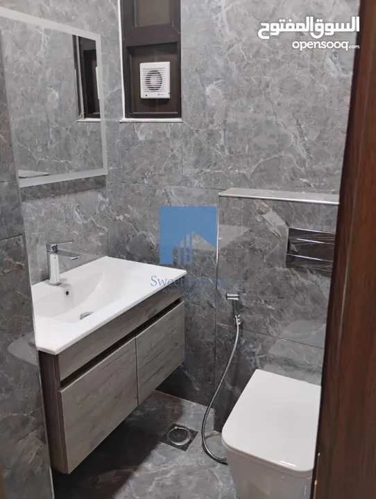 شقة فاخرة للبيع في الجاردنز  - خلف الدستور 155م مع ترسات 150م تشطيب سوبر ديلوكس لم تسكن
