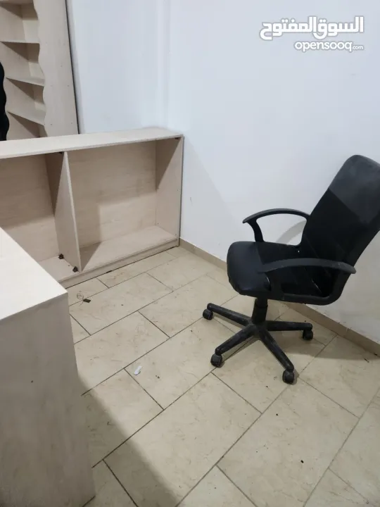 ديكور محمص شبه جديد مع رفوف وباترينه 2 متر وكراسي مكتب كلف تفصيل 15 الف شيكل البيع بسبب السفر بسعر ح