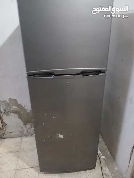 ثلاجة شبه جديد نضيفه جدا