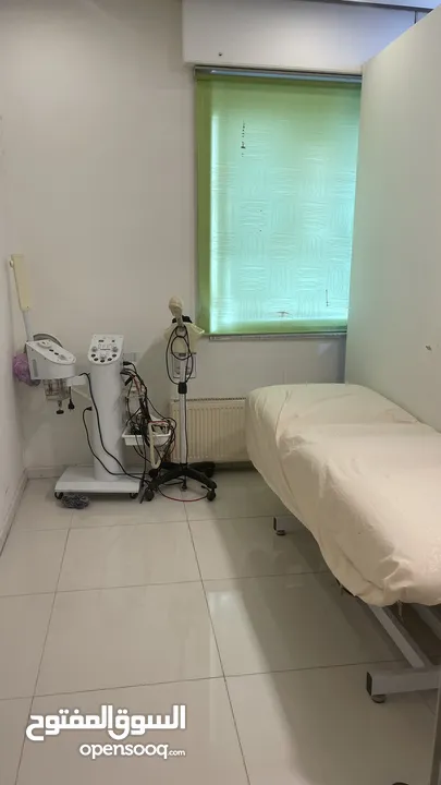 صالون سيدات للبيع مقابل جامعة الاميرة سمية وبالقرب من الجامعة الأردنية