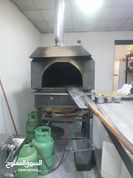 مطعم او عدة مطعم بيتزا ومعجنات