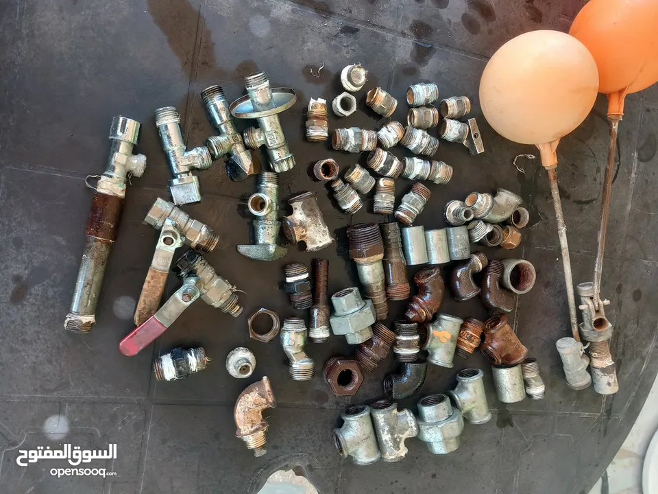 مواسير وقطع مواسير مختلفة للبيع