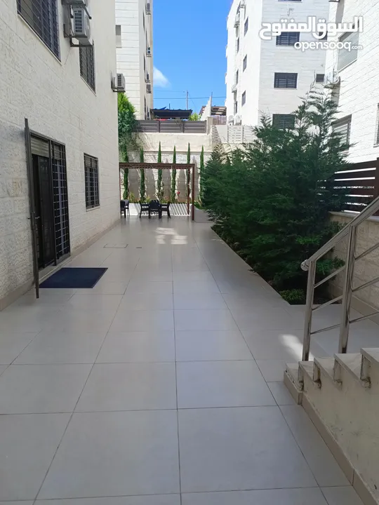 شقة فاخرة بإطلالة  مميزة بارقى مناطق عمان الغربية الجبيهة ارضي واخير مع رووف وطوابق