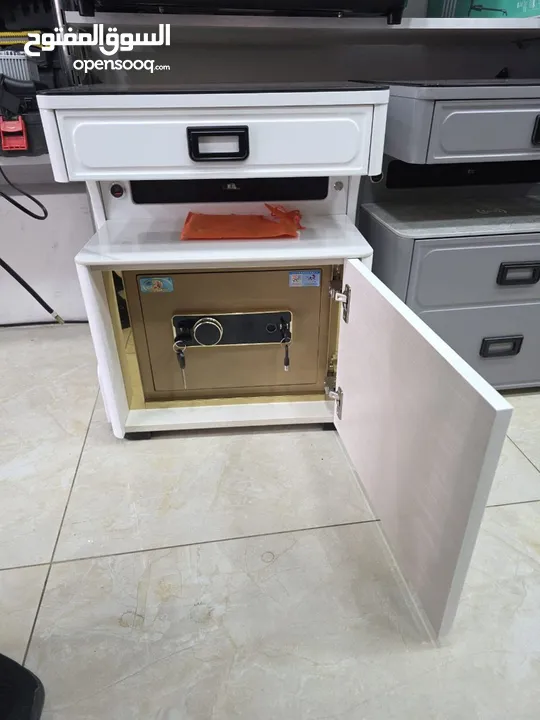 الكوميدينا الذكية مع الخزنة قطعة أثاث بتجمع بين الفخامةوالراحة والتكنولوجيا الحديثة ومناسبة لأي غرفة