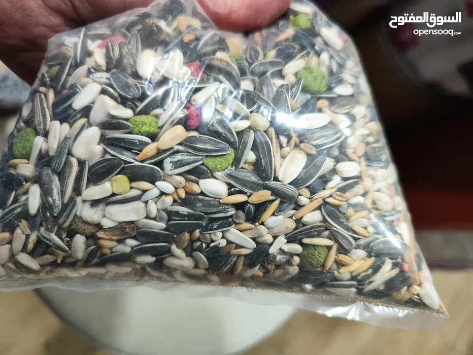 خلطة لكل انواع الطيور كمكل غذائي يومي لإستكمال الاملاح والمعادن والمواد المغذية الضرورية لصحة الطير