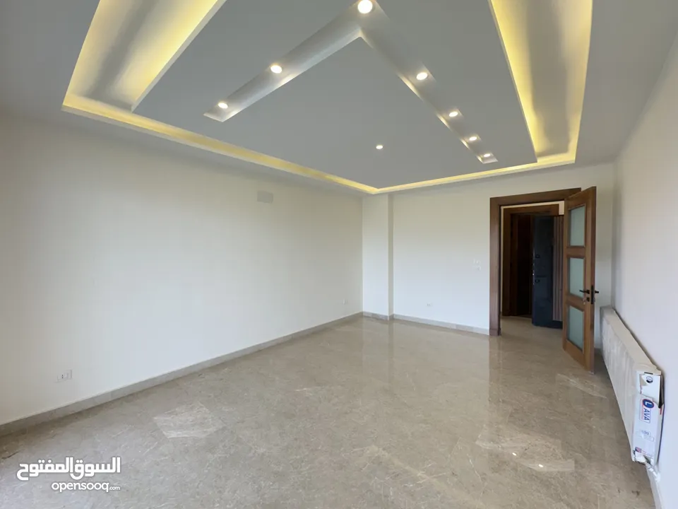 شقة مميزة طابق اول مساحة 214 م بتشطيبات مميزة باجمل مناطق رجم عميش مع بلكونات بنظام ترسات