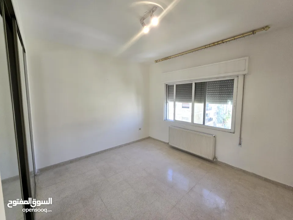 الرابية شقة فارغه للإيجار طابق ثالث مساحة 200 متر نظيفة بسعر مميز