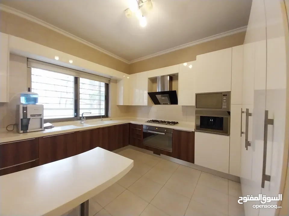 شقة غير مفروشة للإيجار 200م2 ( Property 18960 )-175072801