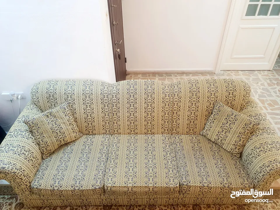 طقم صالون مع ترابيزات