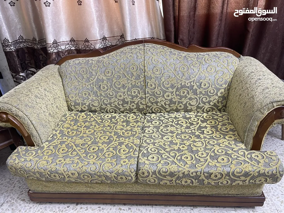طقم كنب مع طاولاته وطاولة سفرة