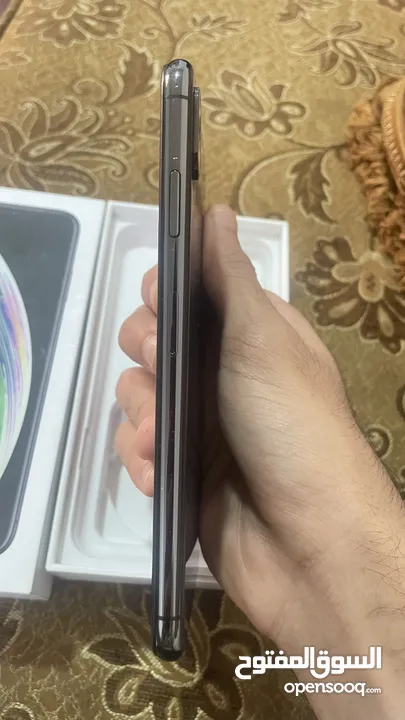 ايفون (Xs max)  أسود     Gb 264 مساحة بطارية 82‎%‎  نضيف جدا ، أستعمال قليل مع الكارتونة حافظة سوادء