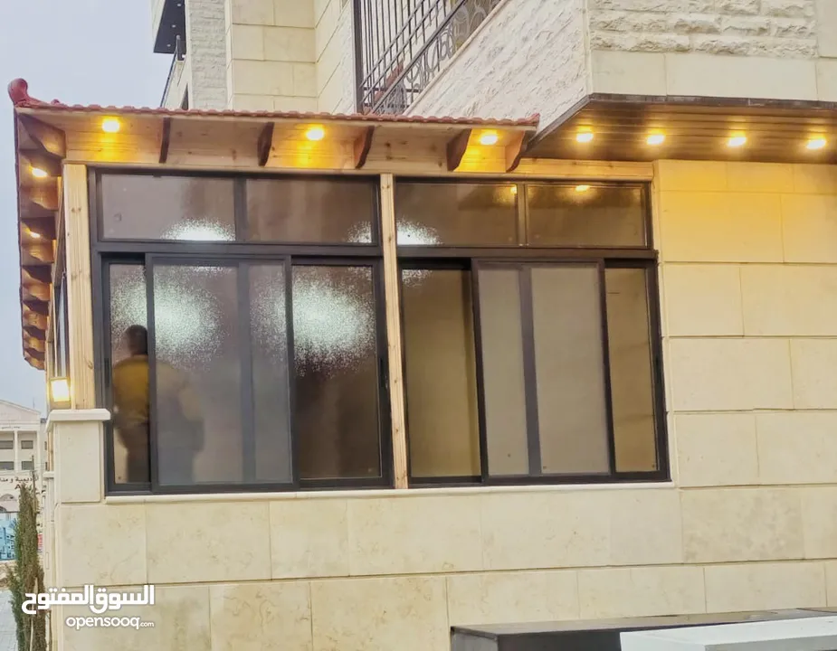 وتركيب السيكوريت والشور بوكس وجميع أعمال الزجاج والألمنيوم بجودة عالية"