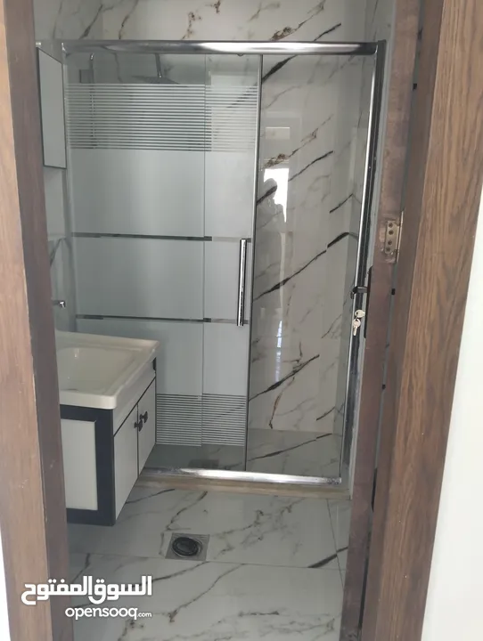 شقة سكنية الياسمين -عمارة القيسي - تبعد عن تاج مول دقيقتين - إيجار سنوي لعرسان جدد أو عائلة صغيرة -