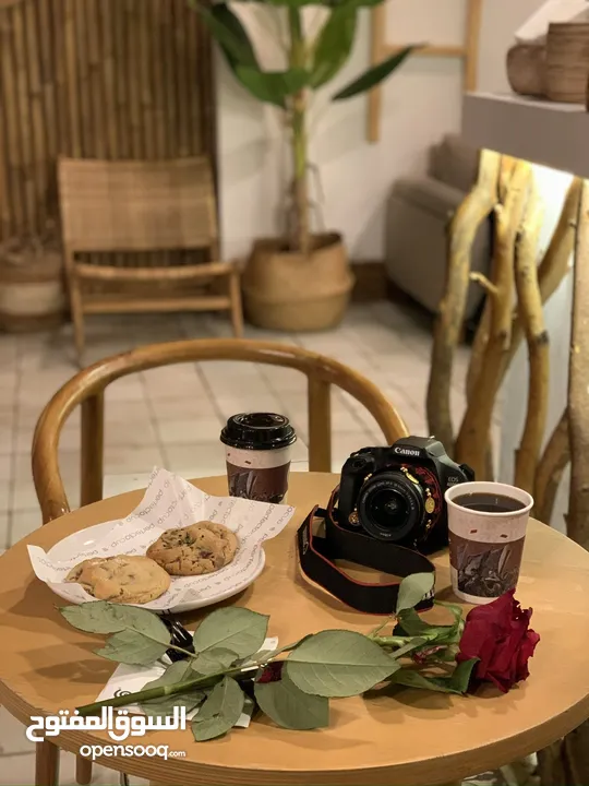 Camera Canon 4000D + 18 - 55 عدسة  ملاحظة " الكاميرا نظيفة جددا وجودتها ممتازه "