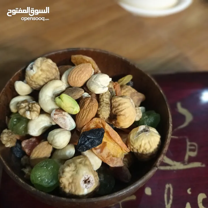 المكسرات و الفواكهة المجففه