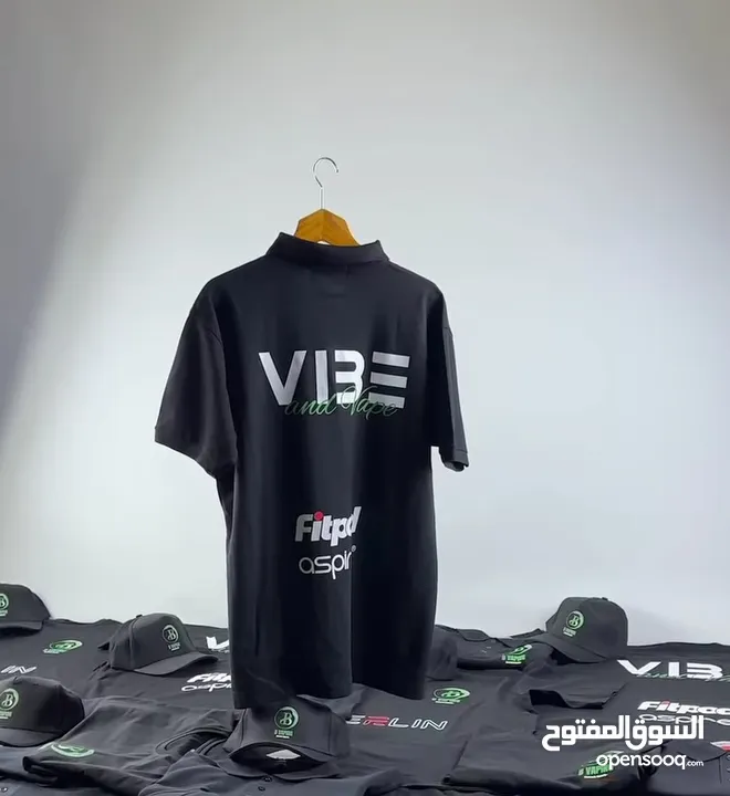 بلوزة موظفين فيزت جاليهات مع شعار باجات