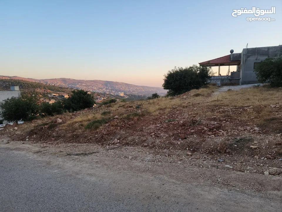 قطع سكنيه (سكن ج ) منطقه(عين جنا/ عجلون) وسط البلد،مرتفعه واطلاله جميلة على القلعة واصل جميع الخدمات