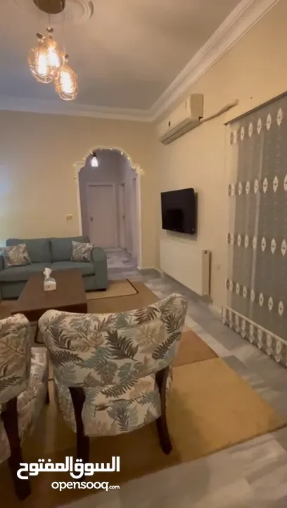 شقة مفروشة ديلوكس للايجار  - موقع حيوي خلف فندق الريجنسي